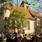 Himmlische Ambiente auf dem Kirchplatz vor der Kirche in Gutenstetten.