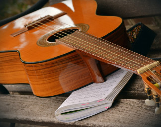 St. Jakobuskirche Uehlfeld: am Sonntag Kantate gestaltet die Gitarrengruppe den Gottesdienst