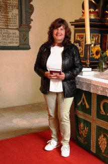 Petra Lenk bei ihrer Einführung als neue Mesnerin in der St. Jakobuskirche in Uehlfeld