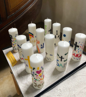 Die fröhlich-bunten Gottesdienstkerzen haben inzwischen ihren Platz in unserer Kirche gefunden.